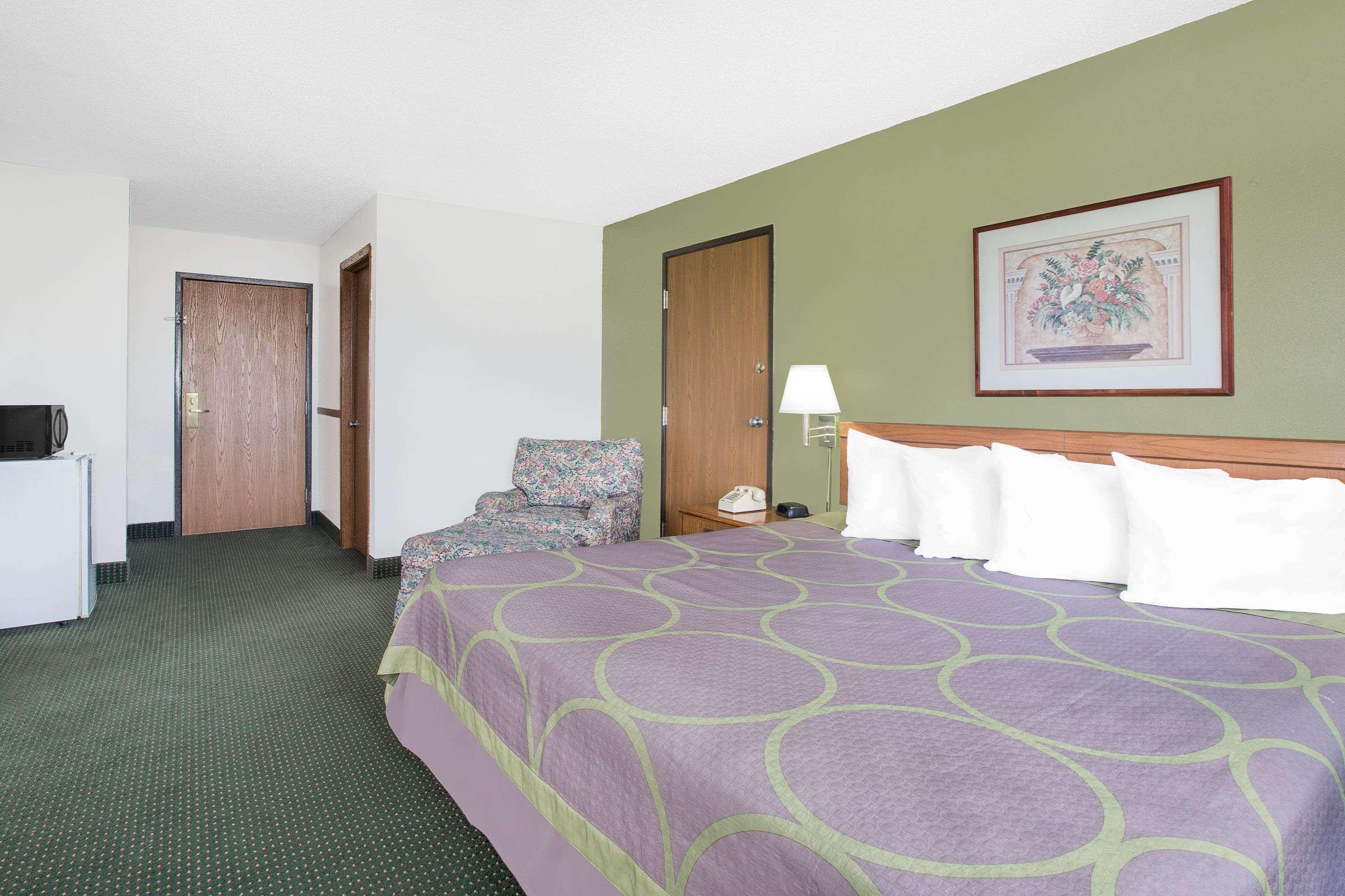 Super 8 By Wyndham Hotel 2*